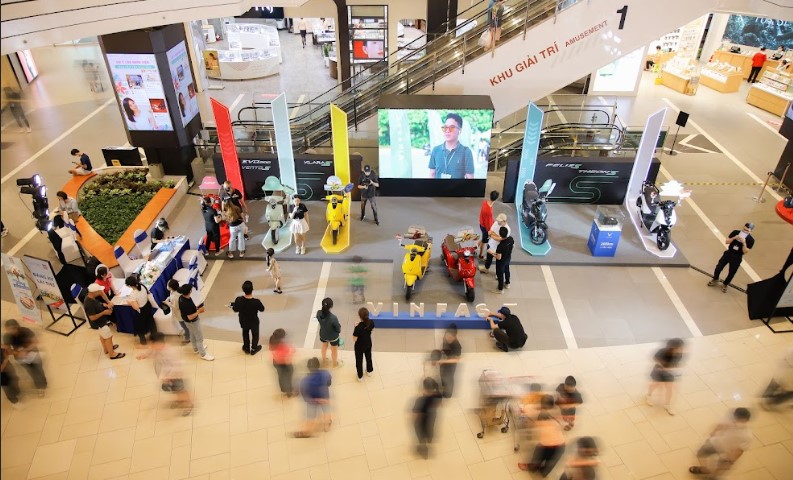 Hàng nghìn người đổ về TTM Aeon Mall Bình Dương và Aeon Mall Bình Tân, TP. HCM để trải nghiệm xe máy điện xe máy điện thông minh của VinFast