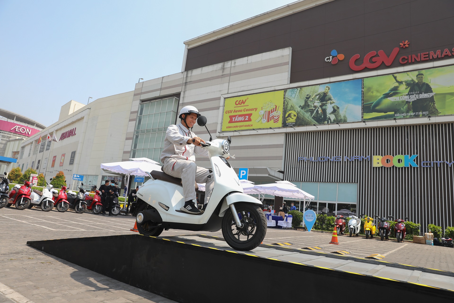 Hàng ngàn người lái thử xe, săn voucher mua xe máy điện VinFast - 4