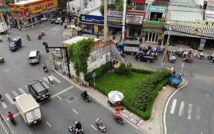  Ban Bồi thường giải phóng mặt bằng quận Tân Phú đề xuất UBND TP.HCM hoán đổi sang khu đất khác đường Vườn Lài nhằm sớm đẩy nhanh công tác bồi thường, giải tỏa. Đến nay, căn nhà của ông Sáu vẫn nằm giữa ngã tư đông đúc.
