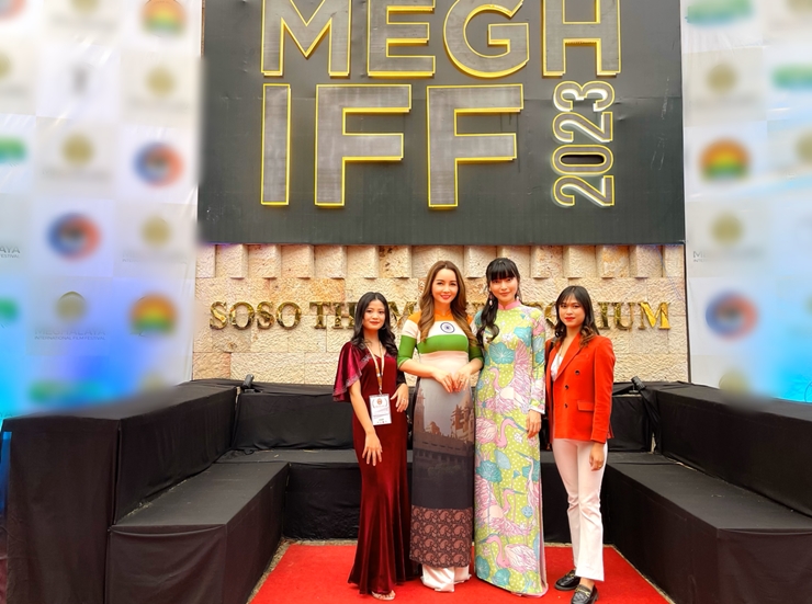 Mai Thu Huyền và Cao Thái Hà chụp ảnh trước buổi công chiếu phim Kiều tại LHP Quốc tế&nbsp;Meghalaya International Film Festival.