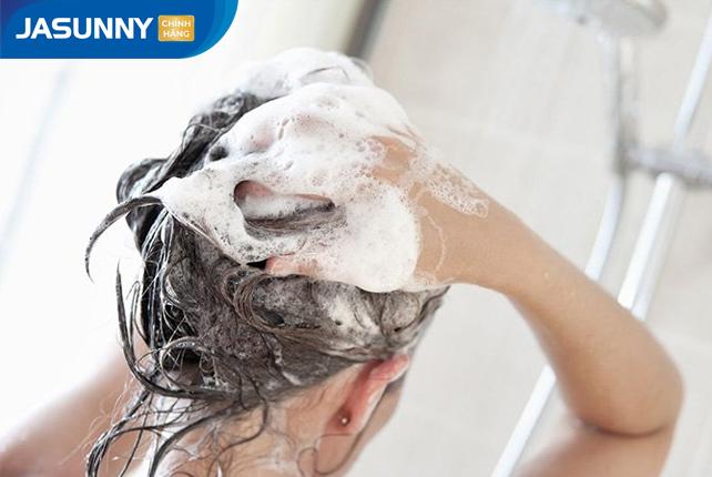 Gội đầu bằng nước nóng gây tổn thương tóc và da đầu