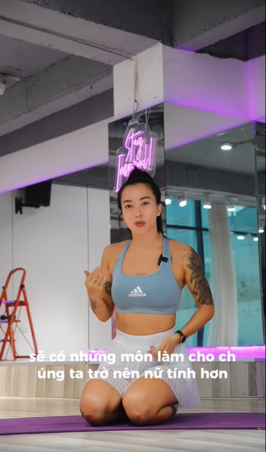 Hana Giang Anh diện váy khi đi tập gym.