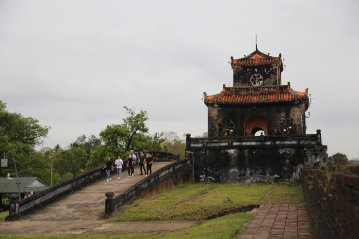 Du khách trải nghiệm đi bộ trên thượng thành.