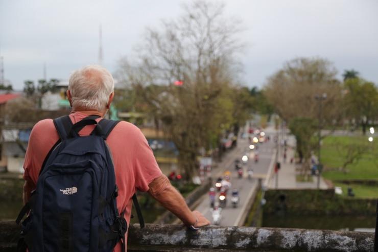 Du khách nước ngoài chiêm ngưỡng vẻ đẹp xứ Huế qua góc nhìn mới lạ.