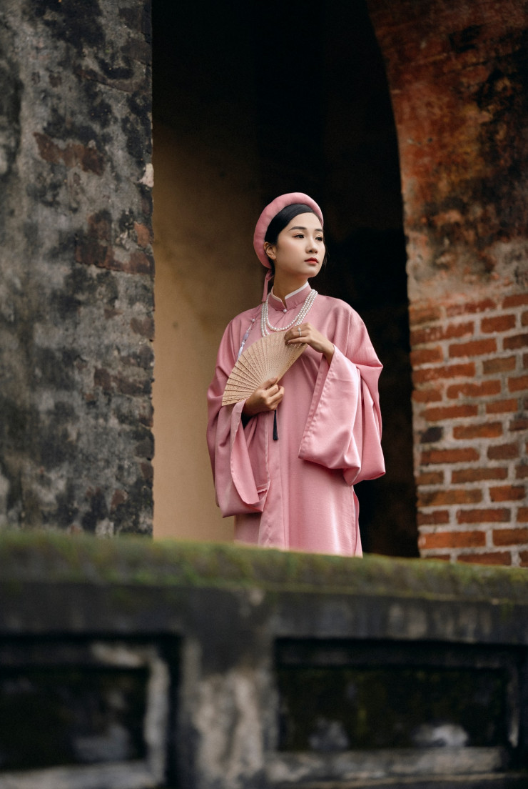 Diện cổ phục chụp ảnh ở chốn thượng thành. Ảnh: Bùi Trường.