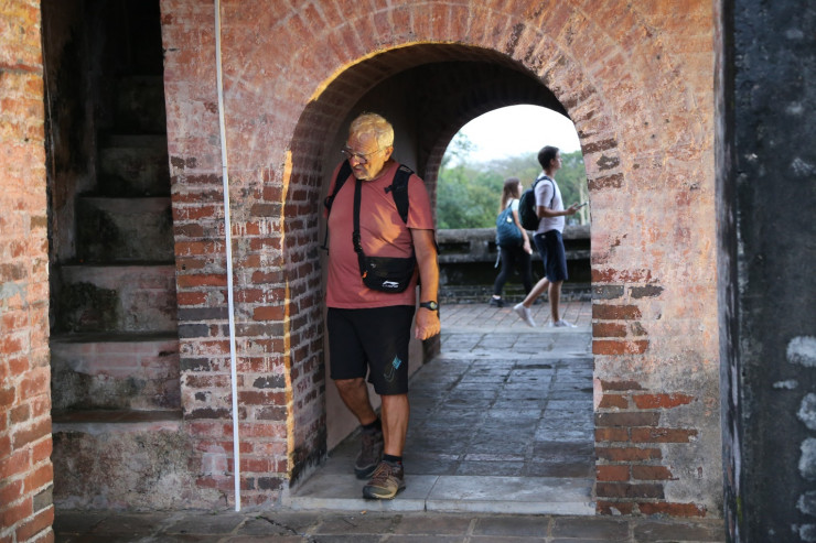 Nhiều du khách nước ngoài thích thú đi bộ trên thượng thành.