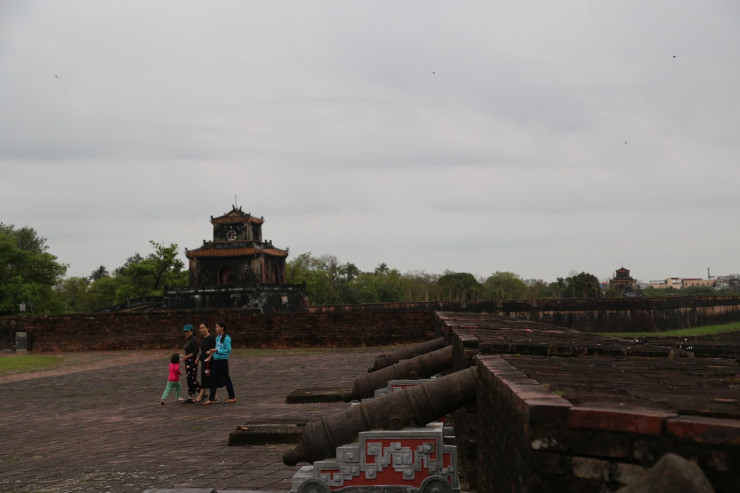 Du khách được nhìn thấy và tìm hiểu về súng thần công đặt ở thượng thành.