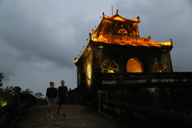 Khi đêm về, ánh đèn lấp lánh bên cửa thành.