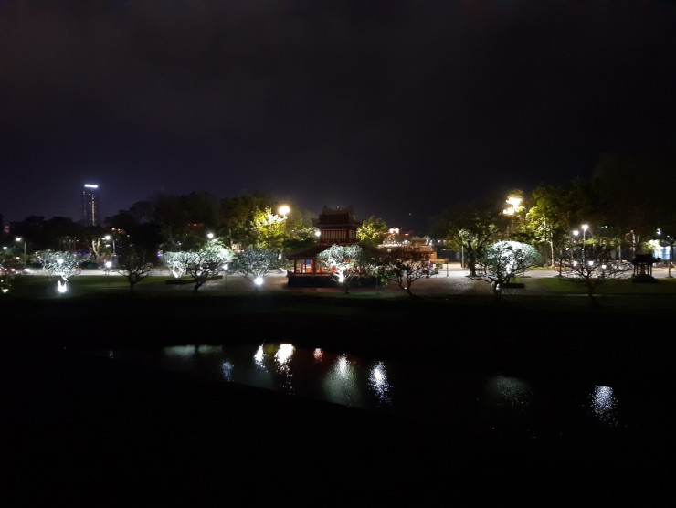 Xa xa là Phu Văn Lâu.