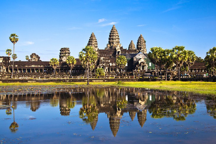 Angkor Wat: Thành phố chùa chiền này là điểm du lịch số một ở Campuchia. Những ngôi đền ở đây rất uy nghi và hùng vĩ về quy mô. Được xây dựng từ năm 802 đến năm 1432, đây là thành phố lớn nhất thế giới trong thời trung cổ và là cường quốc rộng lớn của các vị vua Khmer.
