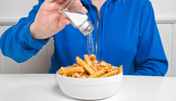 Thực phẩm chứa nhiếu muối có thể làm giảm khả năng hấp thụ canxi.