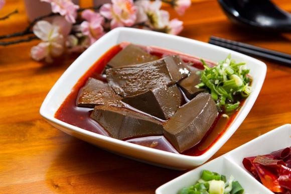 Tiết lợn có hàm lượng cholesterol cao. Do đó, người bị bệnh tim mạch hoặc có lượng cholesterol trong máu cao nên tránh ăn món này. Người đang trong quá trình điều trị chứng bệnh máu đông cũng không được ăn tiết lợn. Ảnh minh họa: Internet