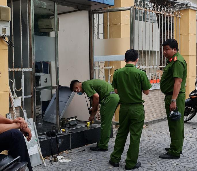 Đập trụ ATM, trộm két tiền giữa trung tâm Đà Nẵng - 2