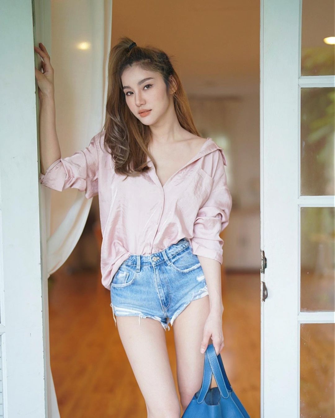 Bên cạnh đó, cô còn phối quần đùi với
áo sơ mi, áo cardigan croptop mỏng,...&nbsp;tưởng không liên quan
nhưng nhiều lần được Jarunan Tavepanya kết hợp rất khéo léo.