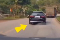 Tin tức trong ngày - Clip: Phạm sai lầm đáng sợ, tài xế lái ô tô Mercedes xử lý cực nhanh tránh họa thảm khốc