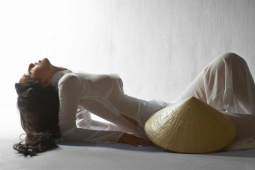 Thời trang - Một hoa hậu bị la ó dữ dội vì áo dài xuyên thấu, lặp lại scandal của Mai Phương Thuý?