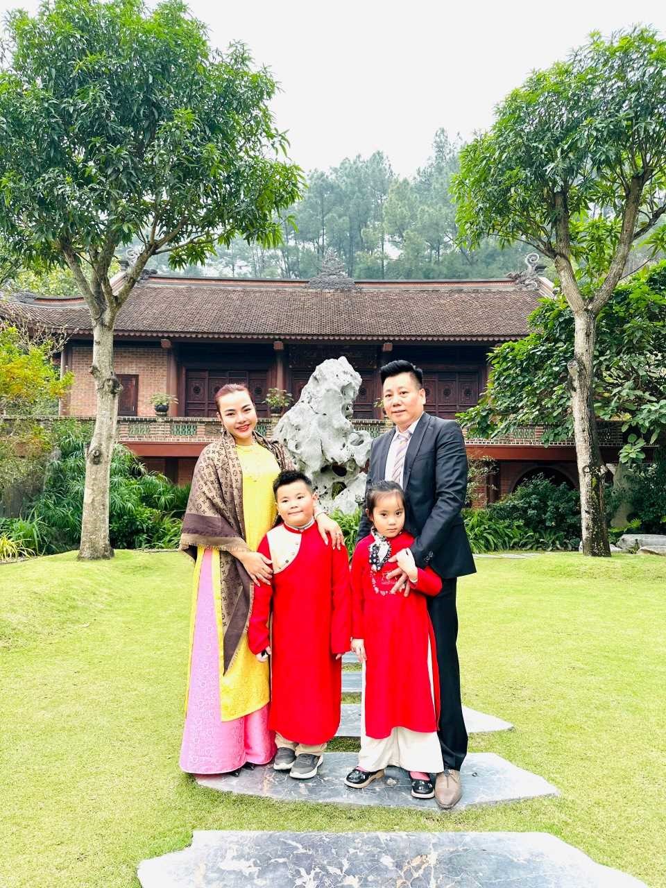 Hình ảnh gia đình nhỏ hạnh phúc của Phương Châu trong chuyến du lịch