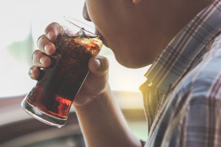 Không uống rượu bia, cậu bé 16 tuổi mắc bệnh gút vì thói quen nhiều người làm khi khát nước
