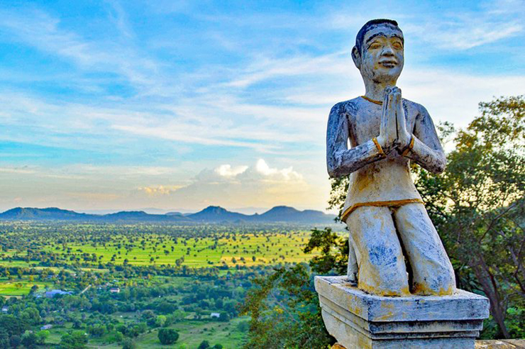 Battambang: Vùng nông thôn với những cánh đồng lúa và ngôi làng nhỏ xung quanh thành phố Battambang phía tây bắc có&nbsp;cảnh quan nông thôn yên tĩnh nhất ở Campuchia, và khu vực này cũng là nơi có nhiều người giàu có trong lịch sử. Tất cả điều này đã làm cho thành phố trở thành một điểm đến phổ biến trong hành trình du lịch.
