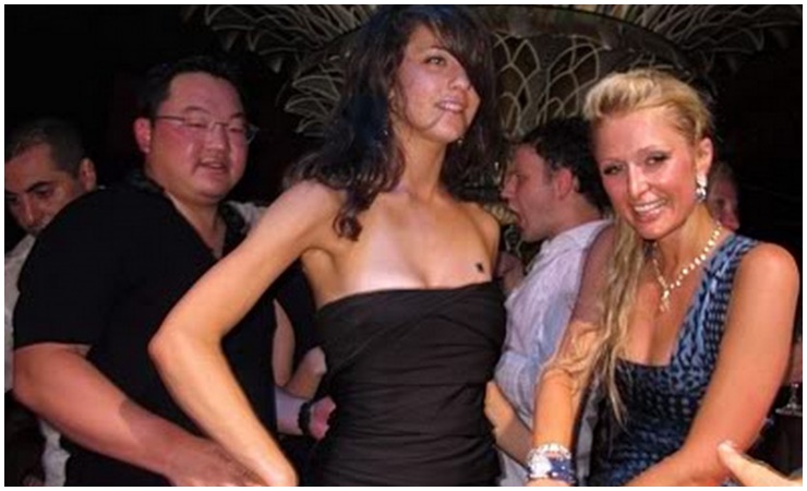Để thể hiện đẳng cấp, Jho Low đã nhiều lần vung tiền săn đuổi các mỹ nhân hàng đầu thế giới. Gã từng liên hệ với quản lý của Paris Hilton, nàng tiểu thư nổi loạn của chuỗi khách sạn nổi tiếng, để mời cô đến dự bữa tiệc ăn chơi của mình. 
