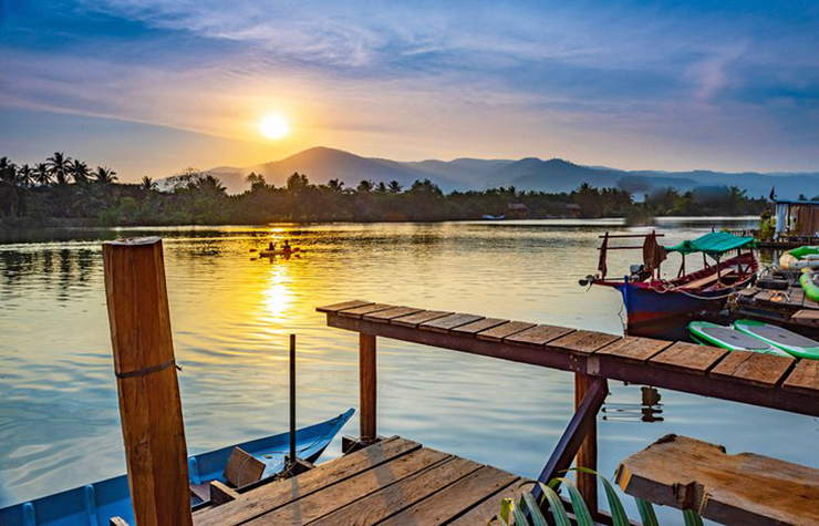 Hồ Tonlé Sap: Tonlé Sap là tuyến đường thủy quan trọng nhất của Campuchia và là hồ nước ngọt lớn nhất Đông Nam Á. Không chỉ là nguồn cung cấp thực phẩm và là công cụ tưới tiêu quan trọng của Campuchia, hồ còn là nơi người dân hơn 170 làng nổi sinh sống bằng nghề đánh bắt cá, với những ngôi nhà được xây dựng trực tiếp trên mặt nước.
