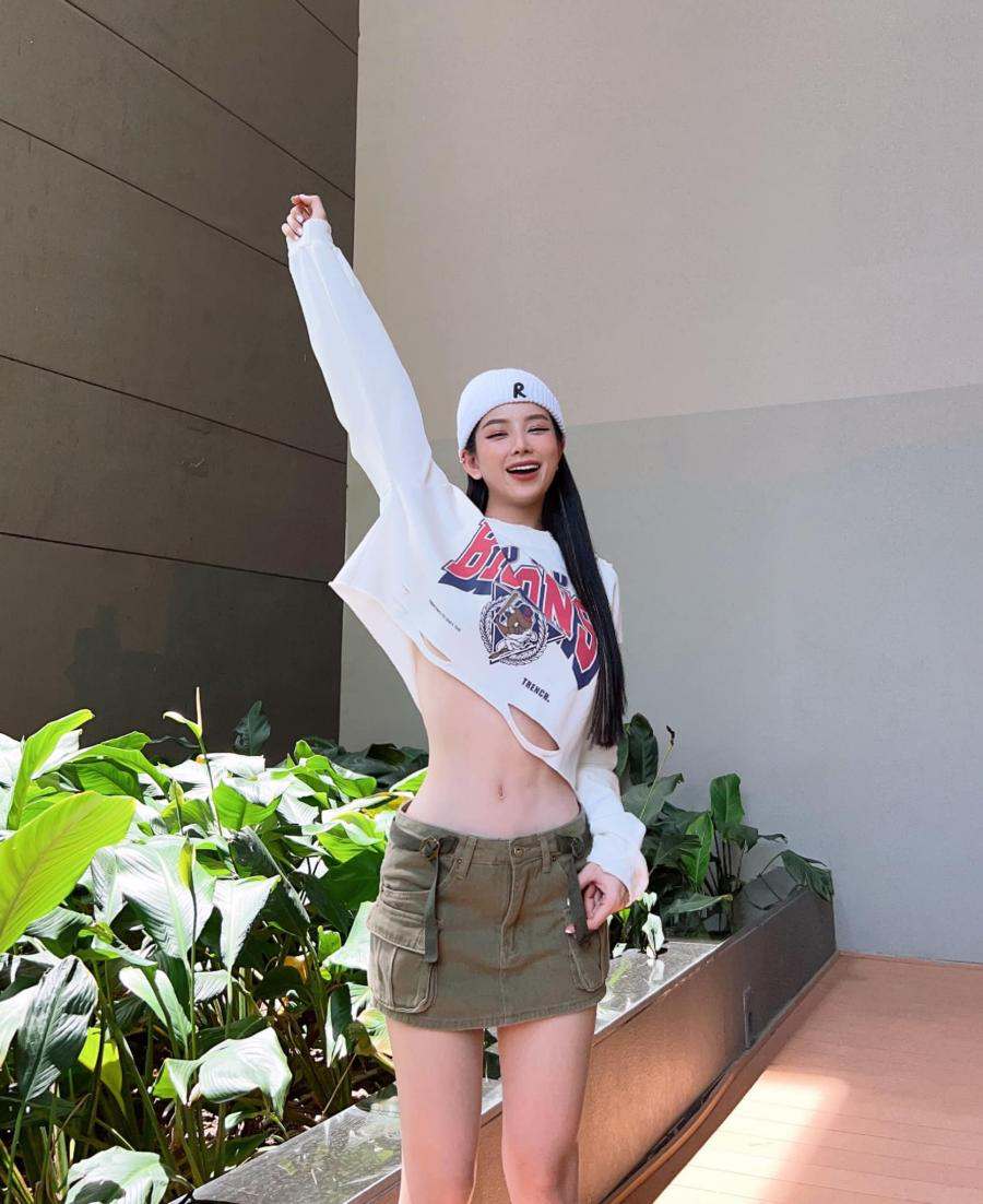 DJ Mie dành rất nhiều thời gian cho việc tập luyện nên cô có thân hình cân đối, vòng eo con kiến sexy.