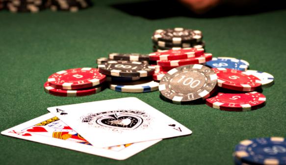 Theo luật sư, việc chơi bài Poker được thu bằng tiền không được cơ quan có thẩm quyền cấp phép thì có dấu hiệu rõ ràng của hành vi đánh bạc trái phép (ảnh minh họa)