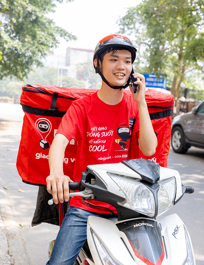 Làm shipper sợ nhất là gọi điện thoại nghe “thuê bao”, nhưng thật may mắn vì cứ bốc máy gọi là khách nhận hàng.