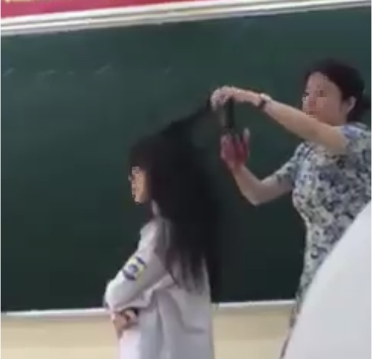 Vụ cô giáo cắt tóc học sinh ngay trên bục giảng: 