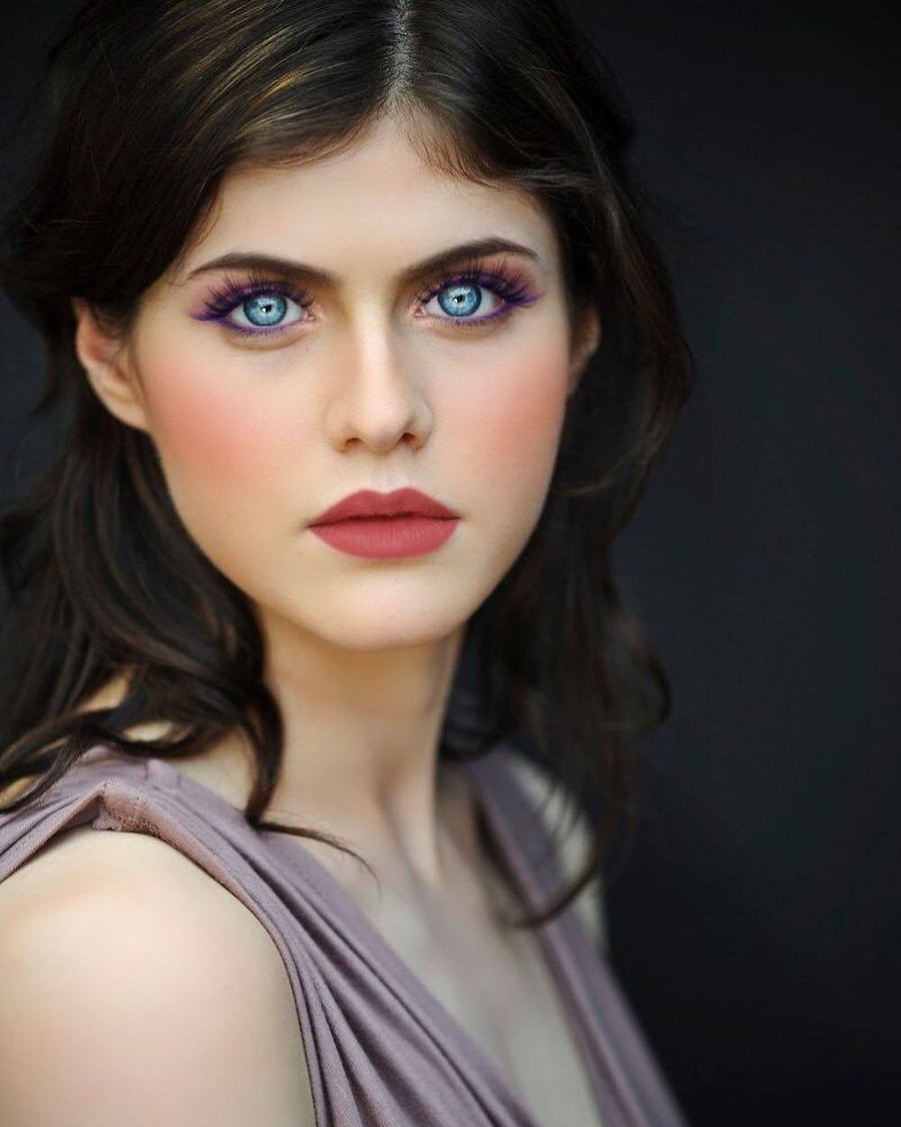 Alexandra Daddario nổi tiếng với đôi mắt đẹp tự nhiên.
