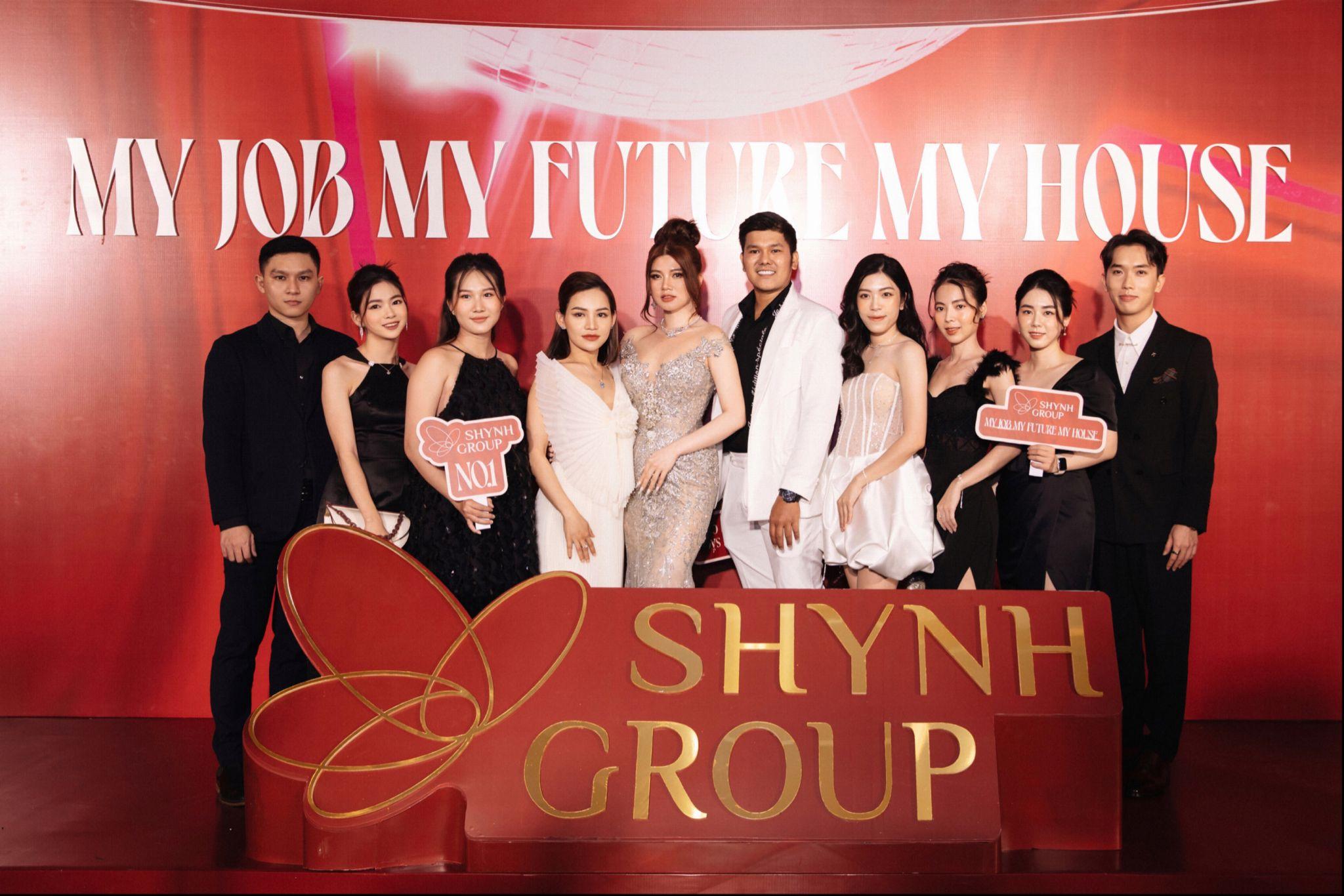Chủ tịch Tập đoàn Shynh Group Lê Thị Xuân cùng đội ngũ bác sĩ trong đêm tiệc “My Job, My Future, My House”