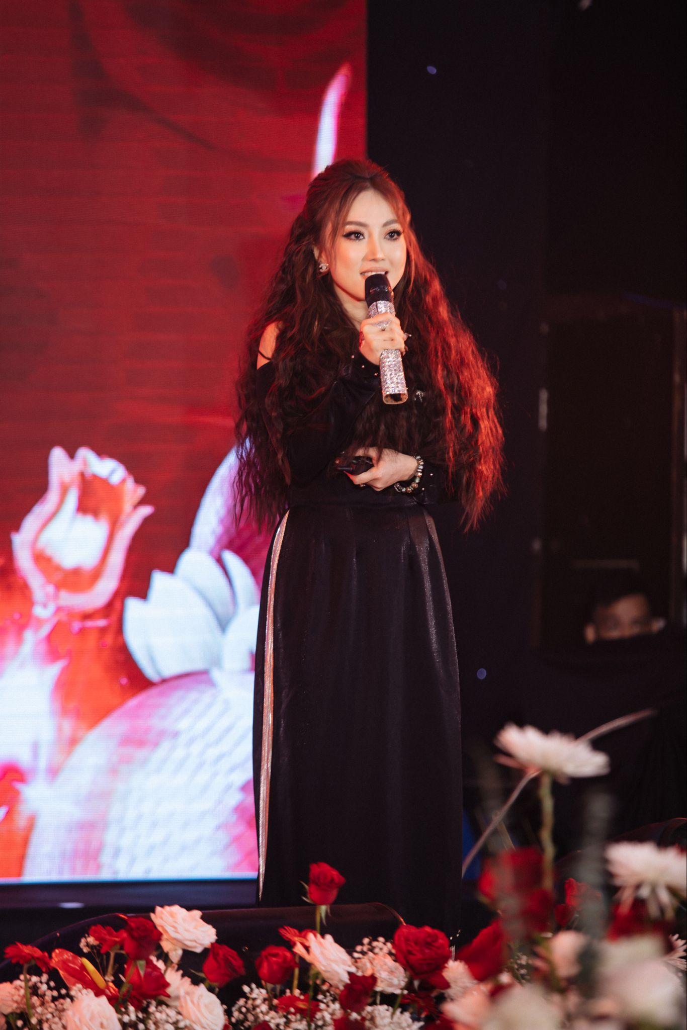 Bác sĩ Loan Huỳnh - Director Sales, Marketing - R&amp;D Shynh Group cũng đã chia sẻ: “Nhân sự chính là tài sản quan trọng nhất” của đêm tiệc.