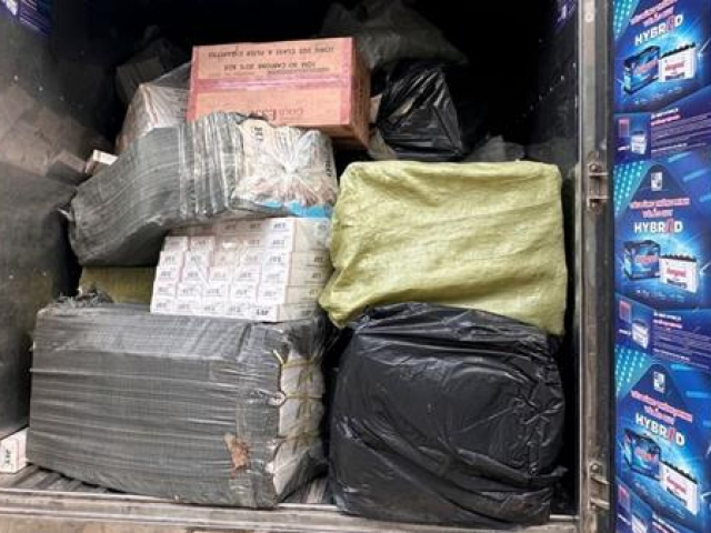 Thị trường - Tiêu dùng - Đang "bốc" 40.800 bao thuốc lá không nguồn gốc lên xe đưa đi thì bị "tóm"