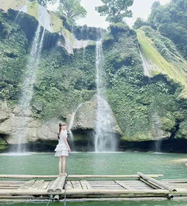 Thác nước hùng vĩ.