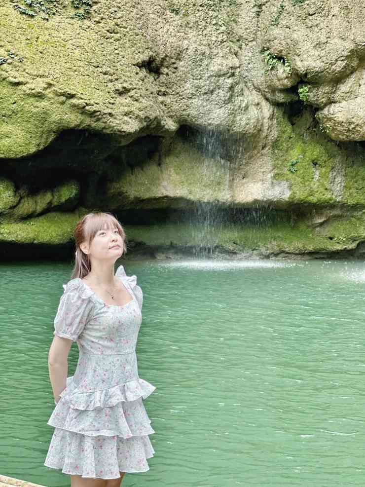 Chụp ảnh bên thác nước trong xanh.