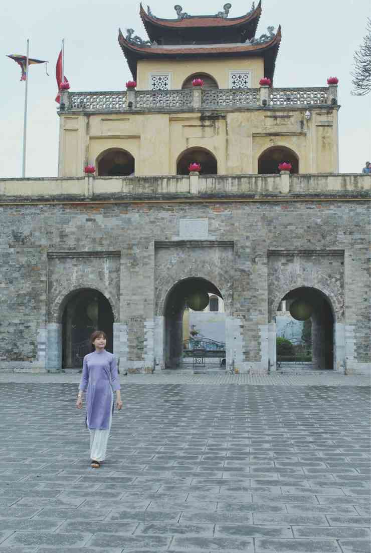 Ngân đến Hoàng Thành.