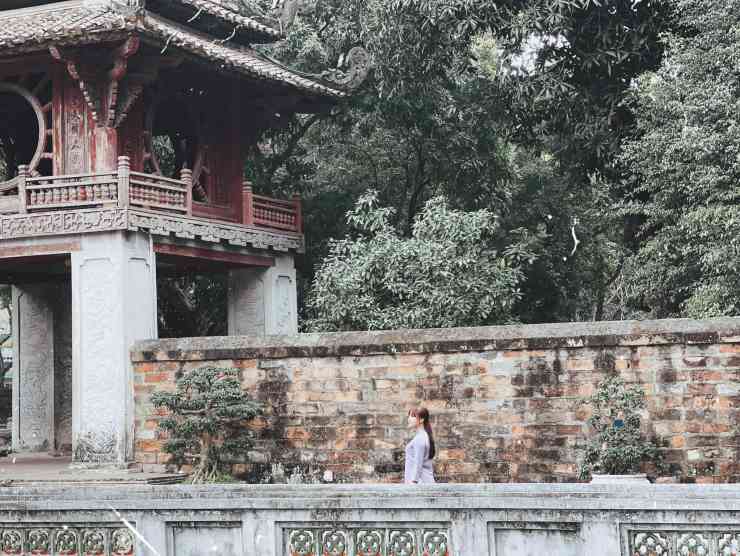 Dừng chân bên Văn Miếu.