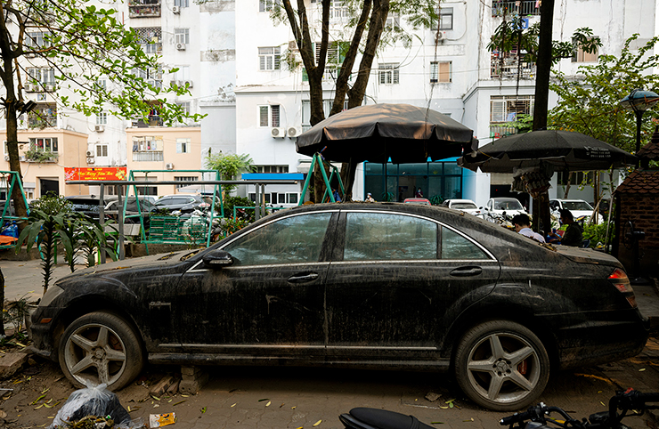 Tại vỉa hè trước tòa nhà N2B, khu đô thị Trung Hòa – Nhân Chính, lâu nay có một chiếc xe sang Mercedes –Benz S63 AMG đời 2011 bị chủ xe “bỏ rơi”, nằm phủ bụi trên vỉa hè không có ai nhận.
