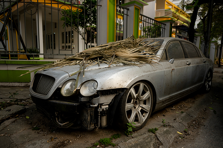 Tương tự, tại khu đô thị Mỹ Đình 1, quận Nam Từ Liêm (Hà Nội), khoảng 5 năm nay, người dân sống tại khu vực quá quen với hình ảnh chiếc Bentley Continental nằm mục nát trên vỉa hè.
