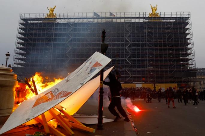 Người biểu tình đốt phá ở Paris để phản đối luật tăng lương hưu. Ảnh: Reuters