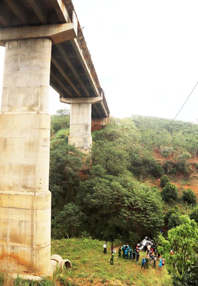 Nguy hiểm rình rập trên cây cầu khiến 2 ông cháu tử vong - 2