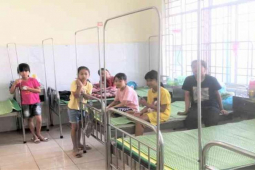 Tin tức trong ngày - Tạm giữ 4 người tặng bóng bay khiến hàng chục học sinh bị ngộ độc