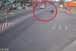 Tin tức trong ngày - Clip: Vội vài giây, xe máy bị xe ưu tiên tông văng