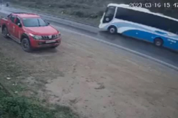 Tin tức trong ngày - Clip: Drift ở tốc độ cao tránh đối đầu xe tải, ô tô lật, lộn nhiều vòng