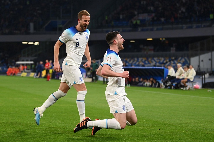 Anh hạ Italia: Kane ghi danh lịch sử, Rooney nói gì vì bị đàn em phá kỷ lục? - 4