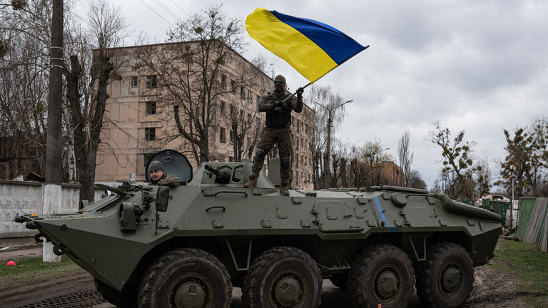 Binh sĩ Ukraine vẫy cờ trên xe bọc thép.