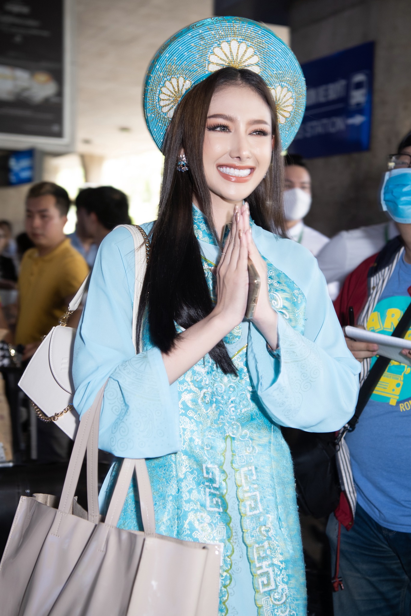 Dân mạng phàn nàn vì người đẹp Thái Lan diện áo dài xuyên thấu khi đến Việt Nam - 5