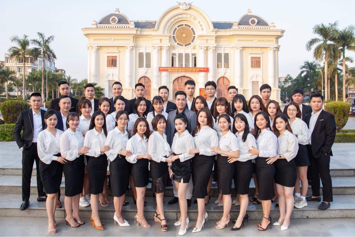 Tập thể cán bộ nhân viên trẻ trung nhiệt huyết