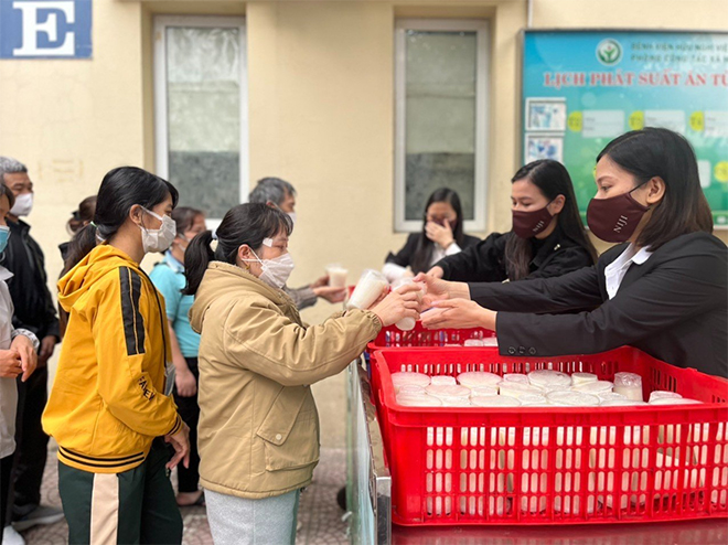 Nhân sự NIJI Group chia sẻ nồi cháo yêu thương tại bệnh viện Việt Đức