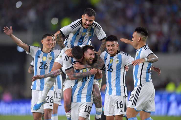 Messi lập siêu phẩm giúp Argentina giành chiến thắng